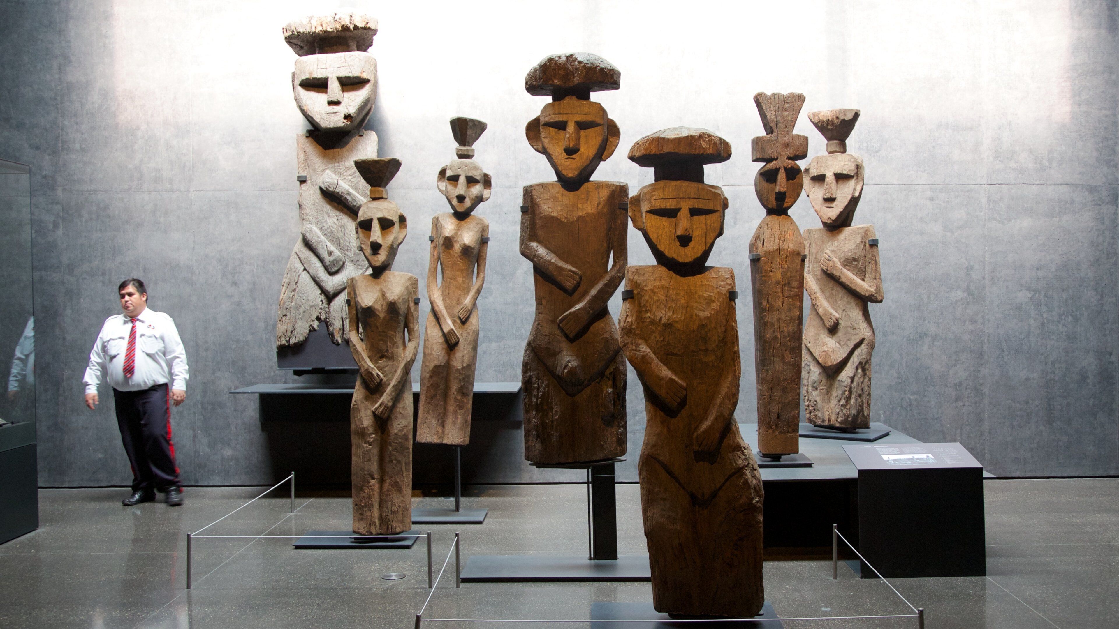 Museo Chileno de Arte Precolombino que incluye arte y vistas interiores y también un hombre