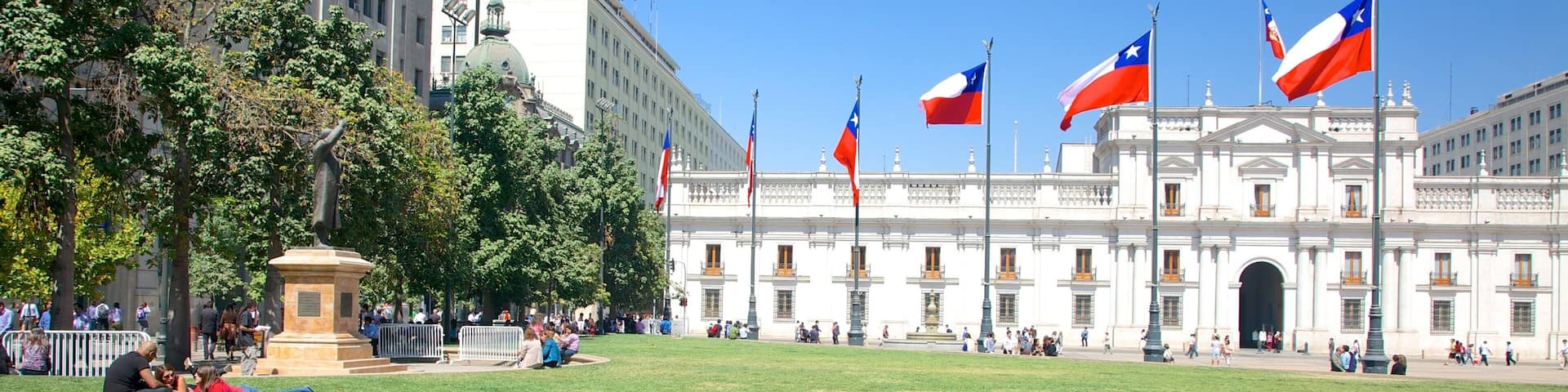 Palacio de la Moneda featuring a park and a city as well as a large group of people