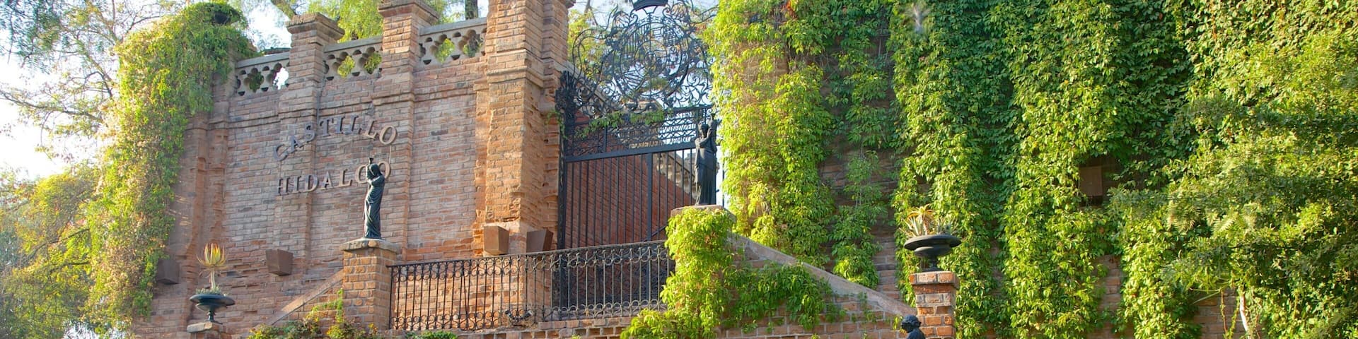 Cerro Santa Lucía mostrando escenas urbanas, patrimonio de arquitectura y elementos del patrimonio