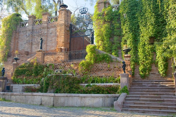 Santa Lucia Hill showing street scenes, heritage elements and heritage architecture