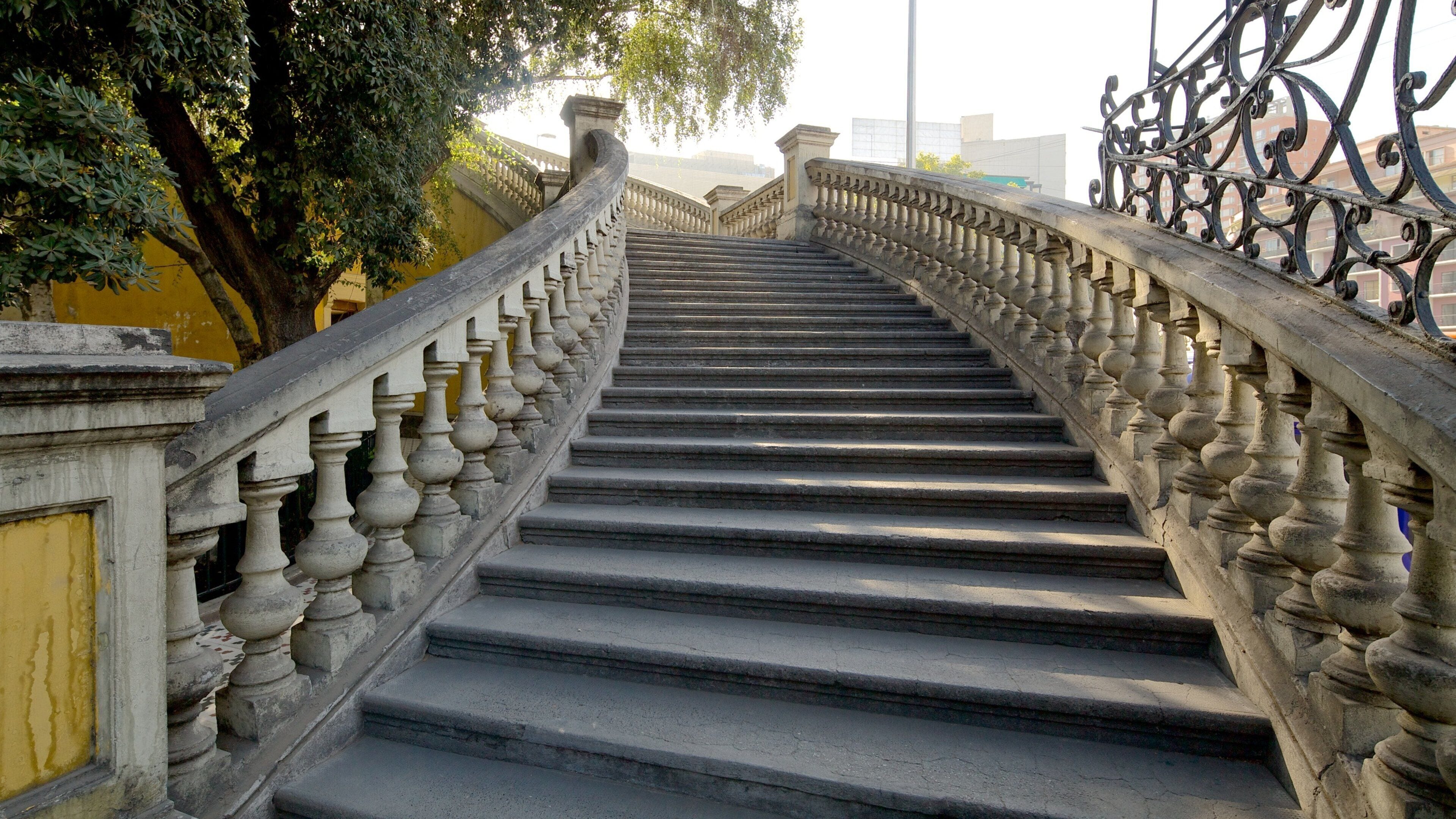 Santa Lucia Hill which includes château or palace and a garden