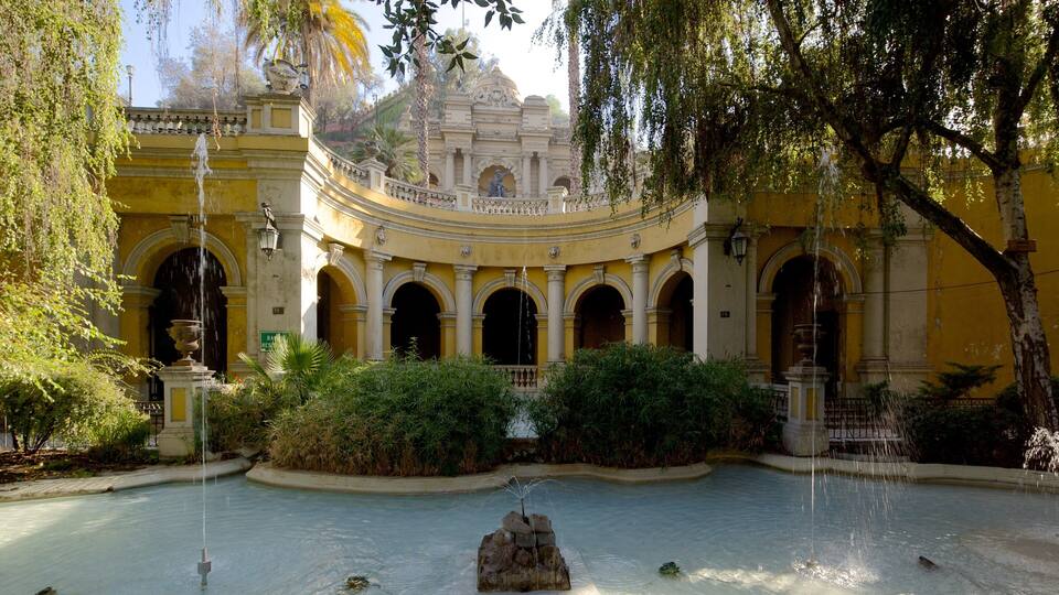 Cerro Santa Lucía mit einem Teich, Palast oder Schloss und Garten