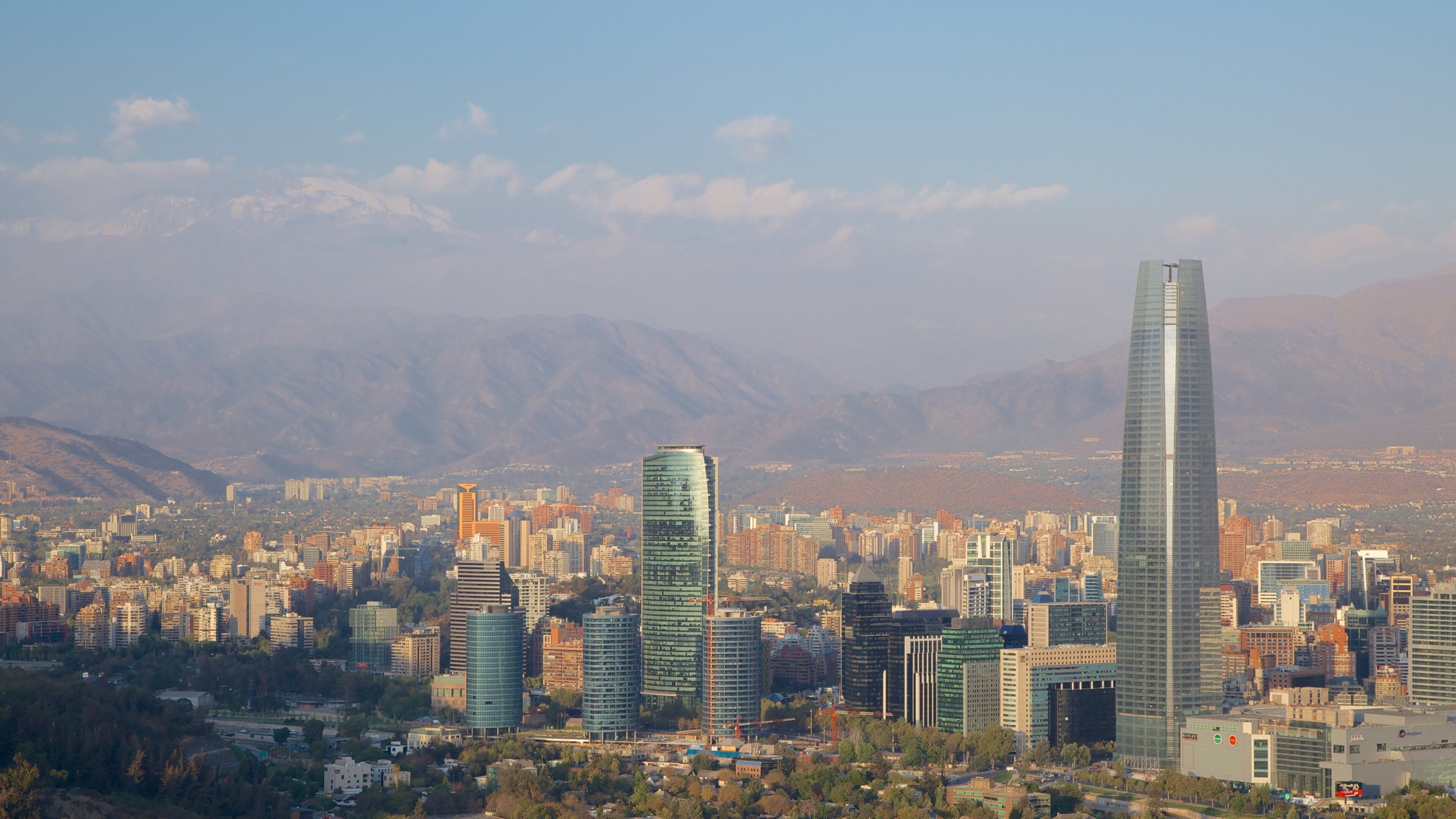 Cerro San Cristóbal mostrando vistas a la ciudad, un rascacielos y neblina o niebla