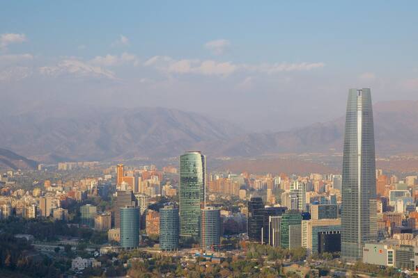 San Cristobal -mÀki joka esittÀÀ kaupunki, pilvenpiirtÀjÀ ja kaupungin liikealue