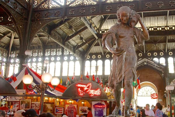 Mercado Central featuring a city, outdoor art and markets