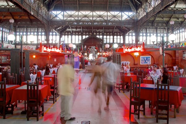Mercado Central which includes café scenes, interior views and dining out