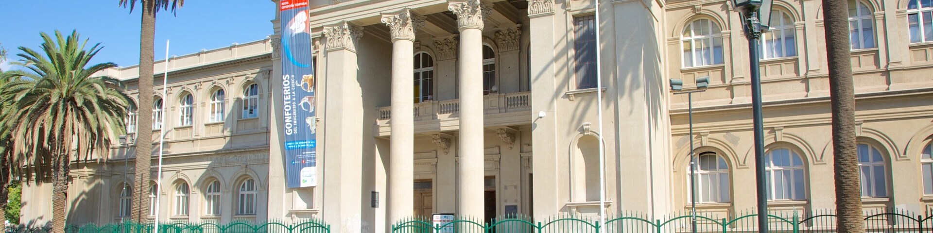 Museo Nacional de Historia Natural que incluye escenas cotidianas y arquitectura patrimonial