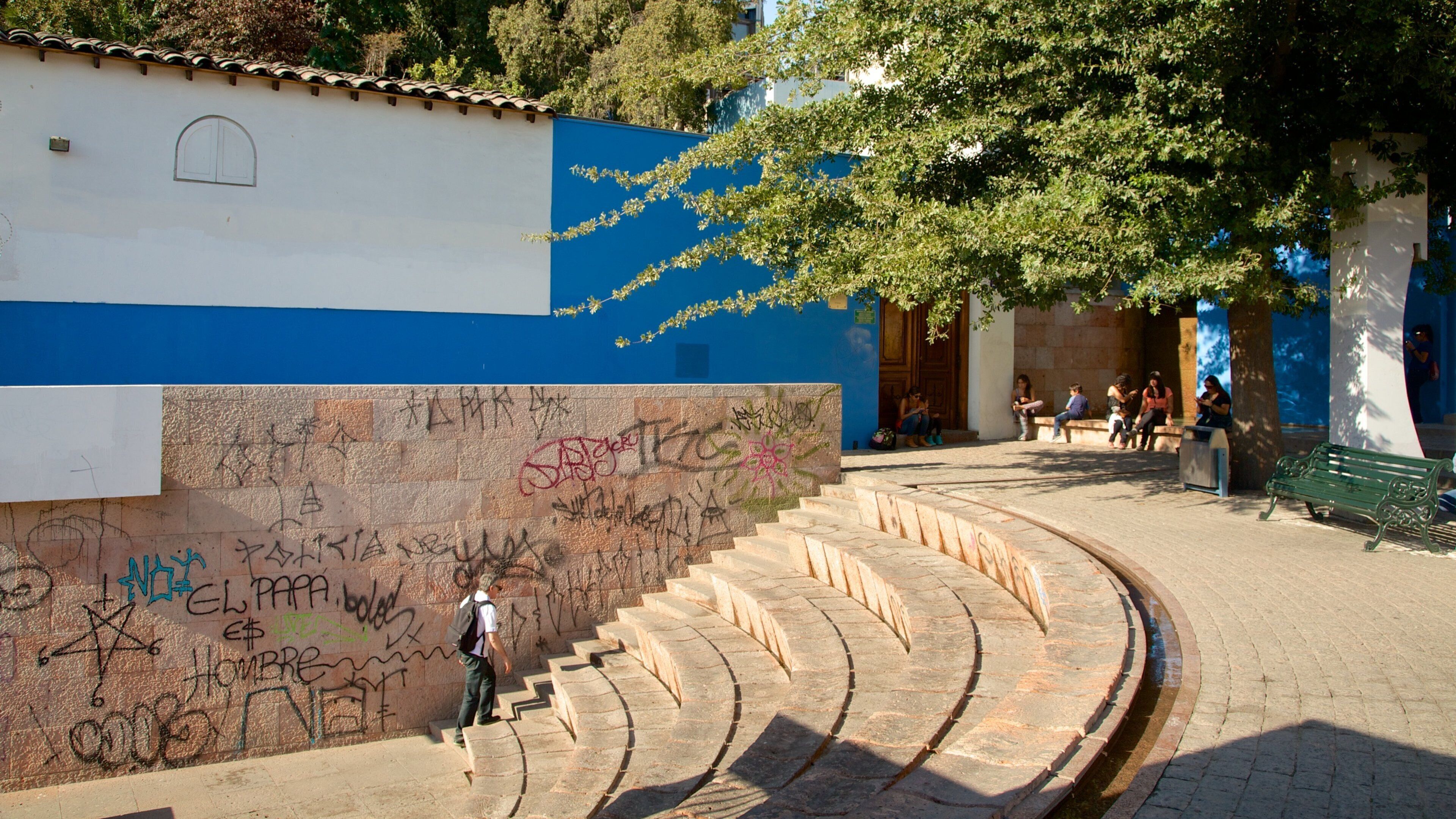 La Chascona showing street scenes