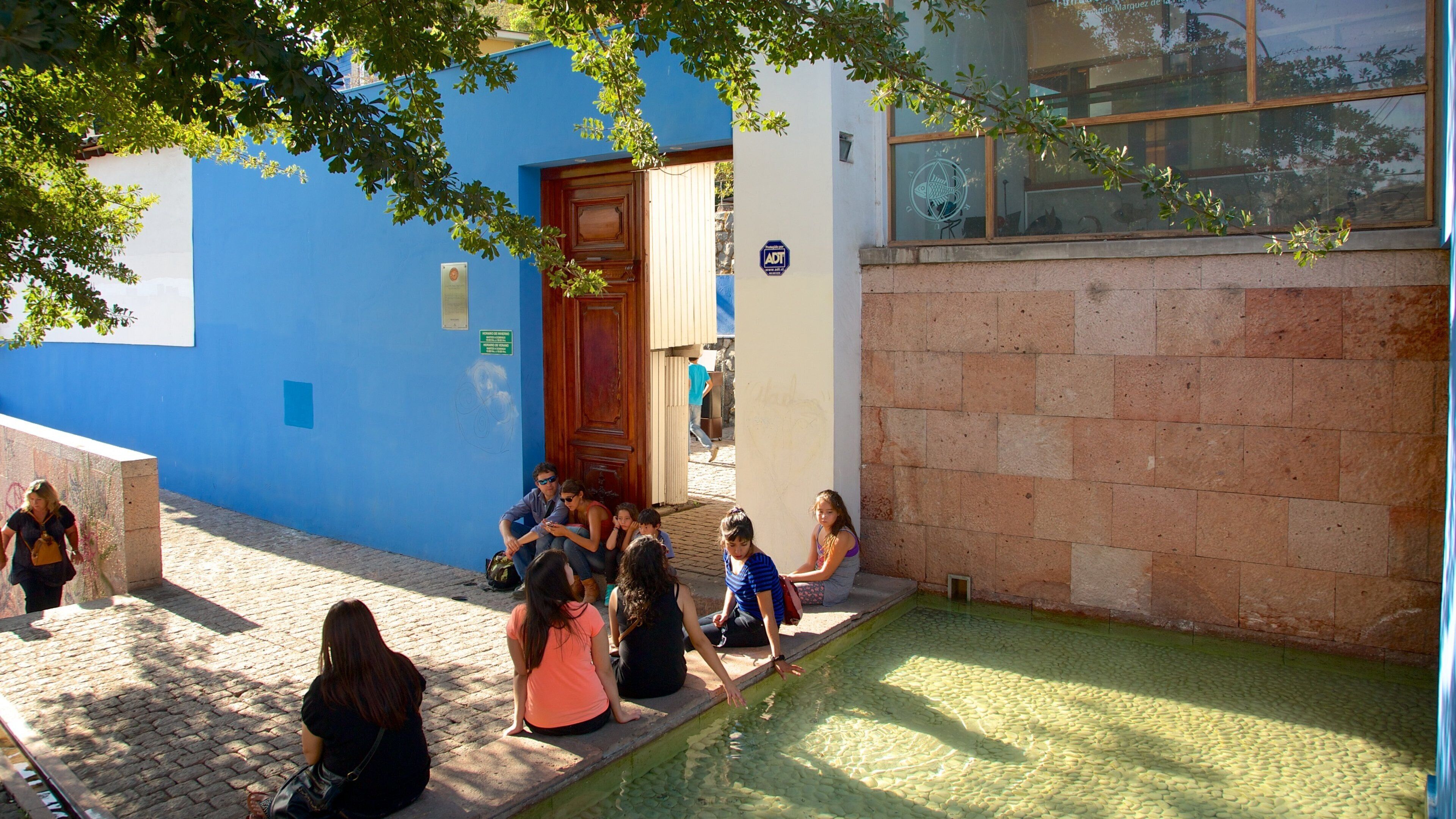 La Chascona featuring street scenes and a city