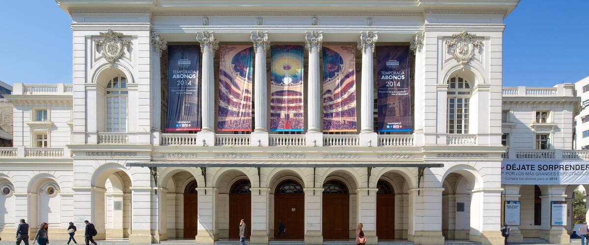 Teatro municipal de Santiago mostrando patrimonio de arquitectura y escenas de teatro