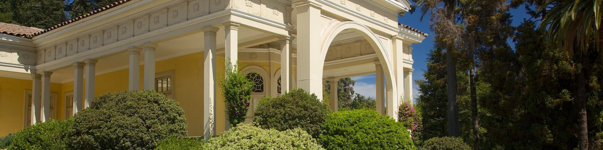 Bodega de vino Concha y Toro ofreciendo arquitectura patrimonial