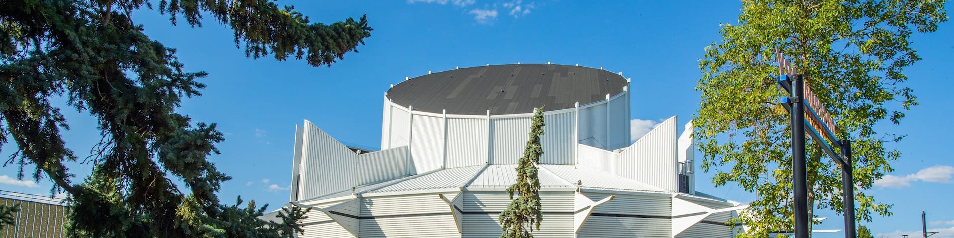 TELUS World of Science-Edmonton which includes a garden and modern architecture