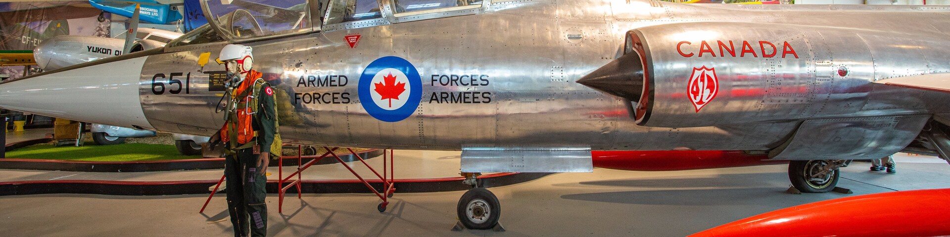 Un avión militar plateado con el número 65 y las palabras 'Forces Armee' y 'Canadá' en su fuselaje.