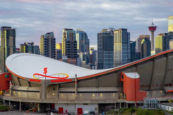 Scotiabank Saddledome showing landscape views, modern architecture and a city