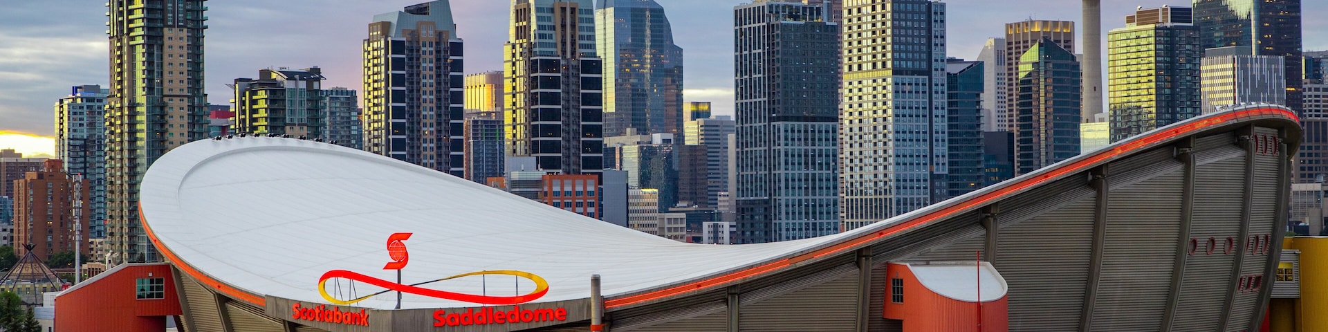 Scotiabank Saddledome showing landscape views, modern architecture and a city