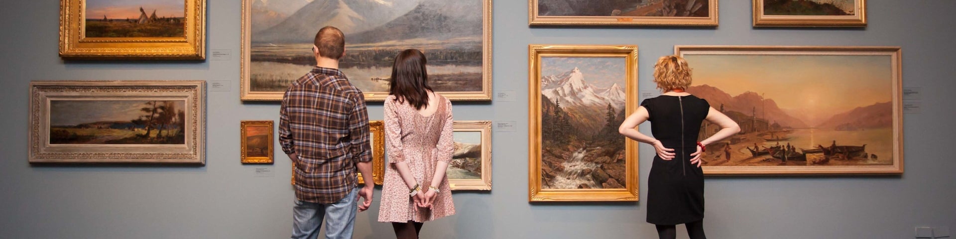 Glenbow Museum mostrando arte e vistas internas assim como um pequeno grupo de pessoas