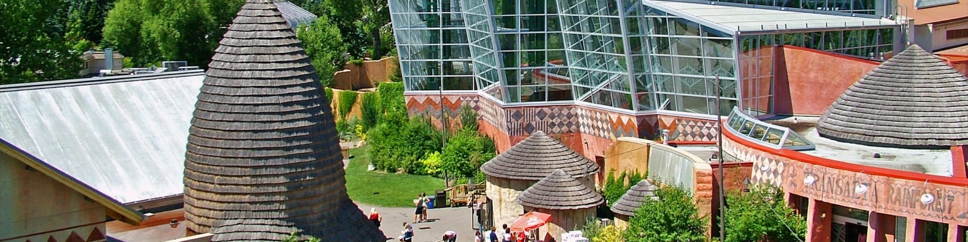 卡爾加里動物園 呈现出 動物園的動物, 現代建築 和 城市
