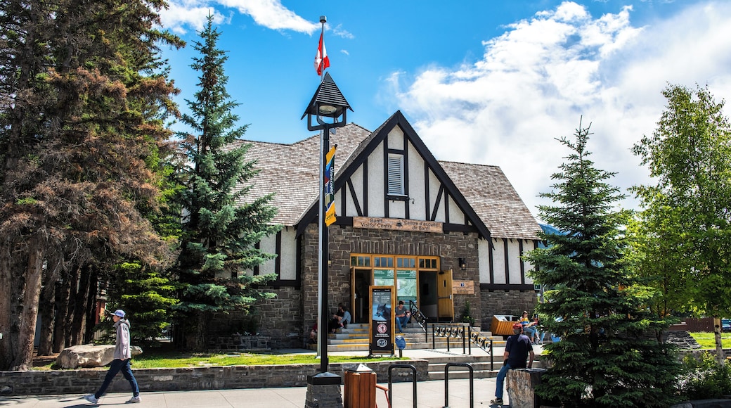 Banff_NationalParkInformationCentre_6072209_01