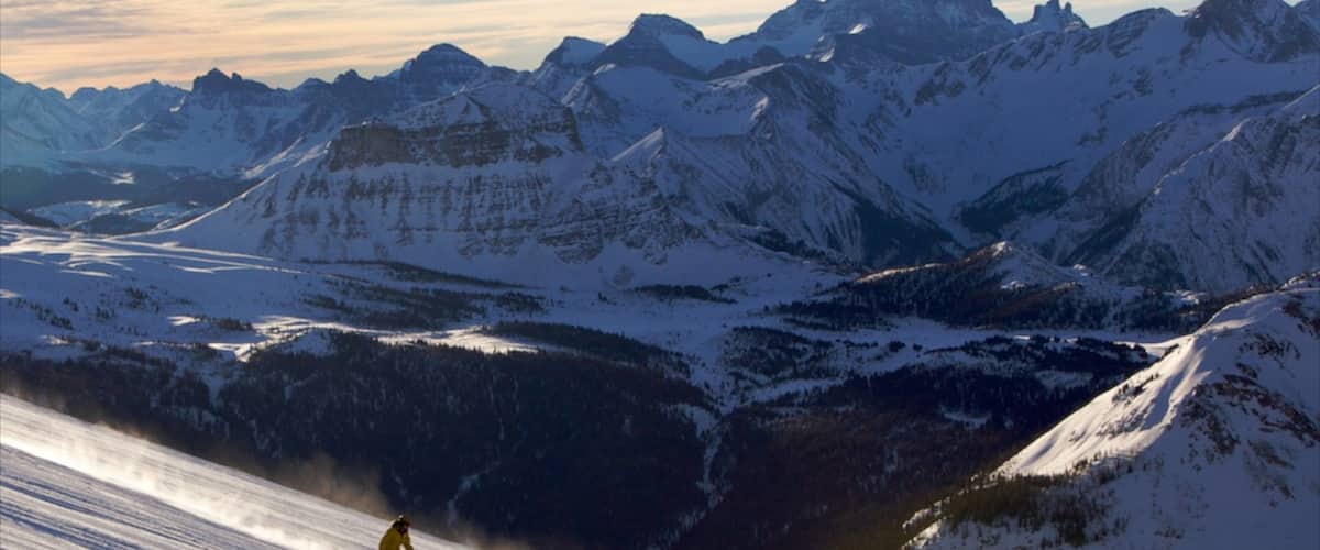 Sunshine Village showing snow, snow skiing and mountains