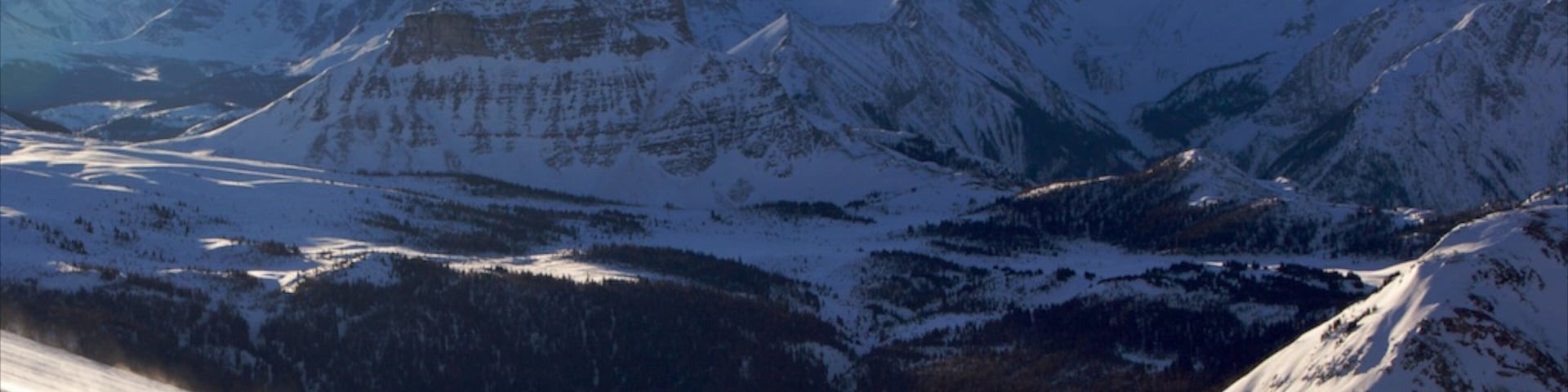 Sunshine Village showing snow, mountains and snow skiing