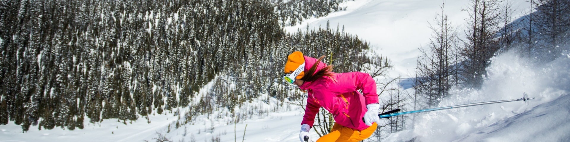 Sunshine Village que incluye nieve y esquí y también una mujer