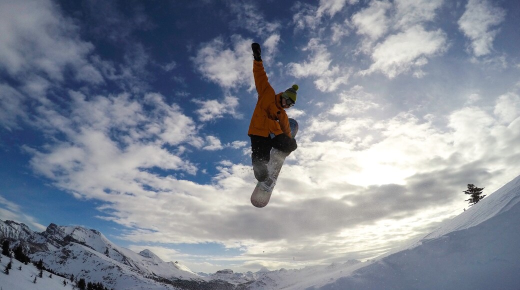 Sunshine Village johon kuuluu lunta ja lumilautailu