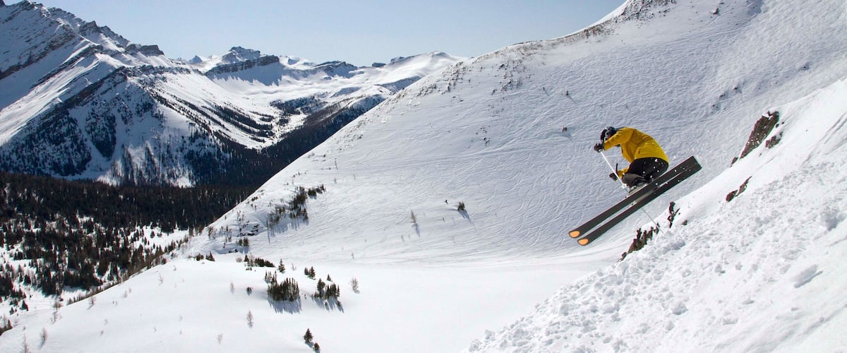 Lake Louise Mountain Resort which includes snow skiing, snow and mountains