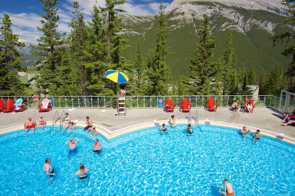 Upper Hot Springs qui includes piscine, scĂšnes tranquilles et baignade