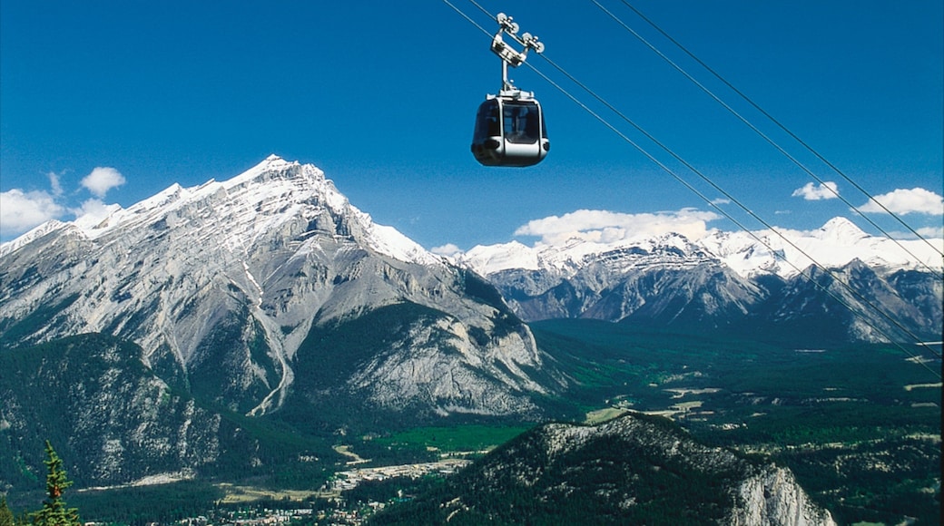 Banff Gondola mostrando montañas, una góndola y vistas de paisajes
