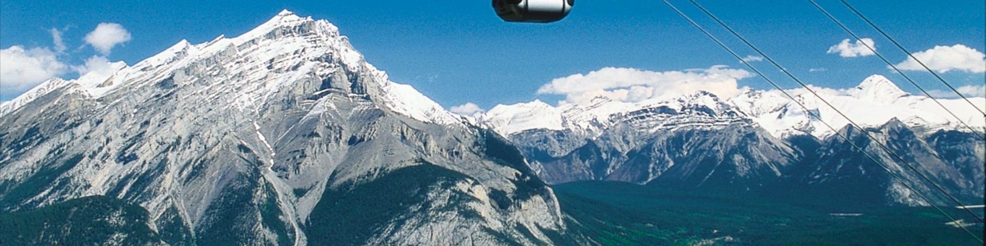 Banff Gondola ofreciendo una góndola, nieve y montañas
