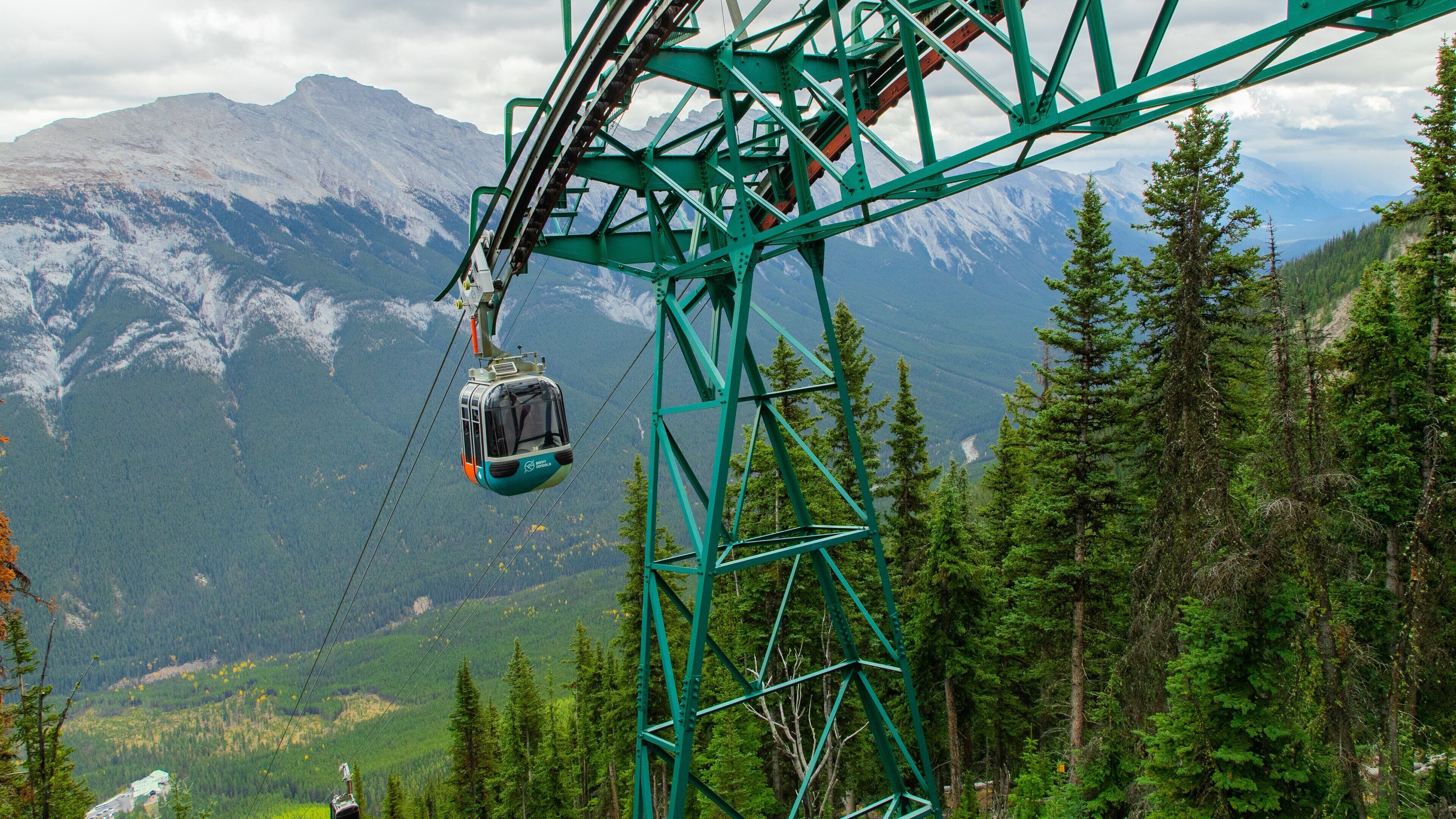Banff Gondola which includes mountains, landscape views and a gondola