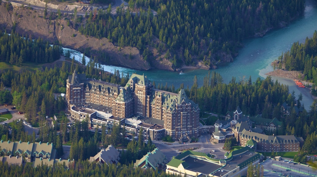 Banff gondolbane fasiliteter samt palass, historisk arkitektur og liten by eller landsby