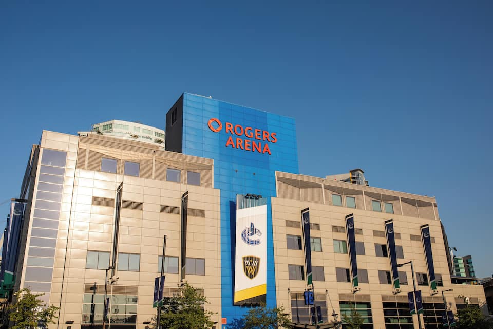 Un edificio moderno con el letrero del Arena Rogers.