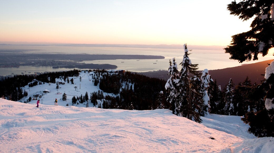 Montaña Grouse mostrando nieve, vista panorámica y un atardecer