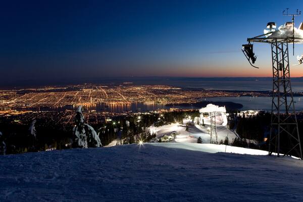 Montaña Grouse ofreciendo vistas de paisajes, nieve y escenas nocturnas