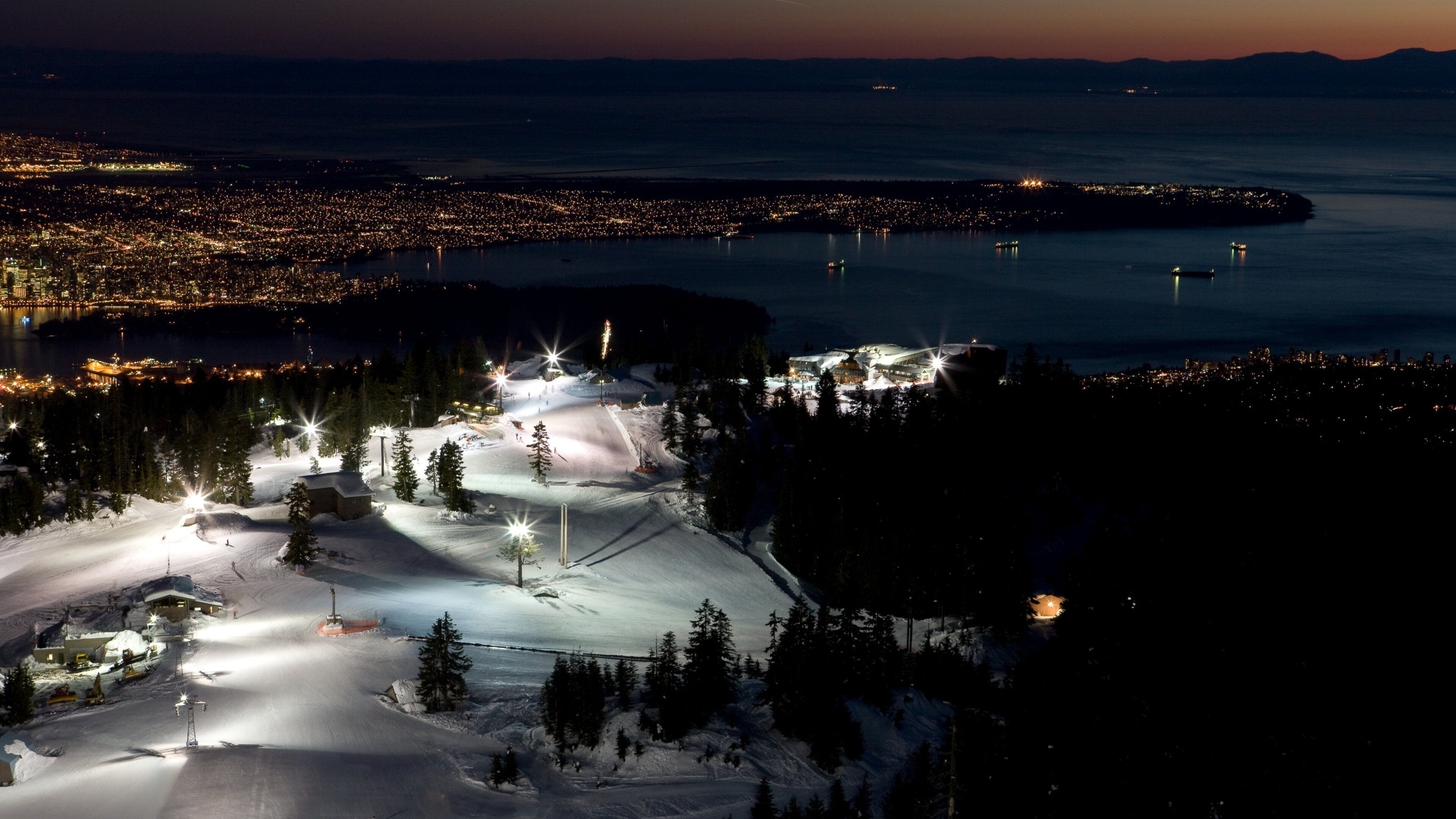 Montaña Grouse mostrando vistas de una costa, escenas nocturnas y nieve