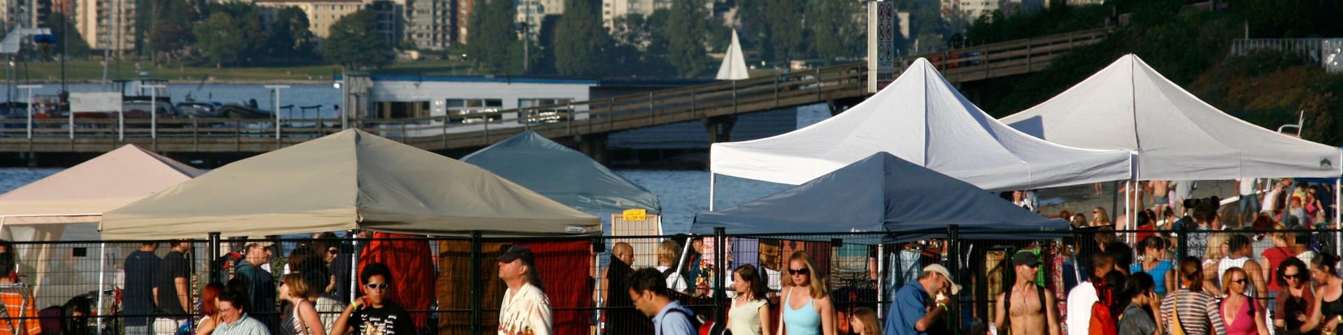 Playa Jericho ofreciendo mercados, una ciudad y horizonte