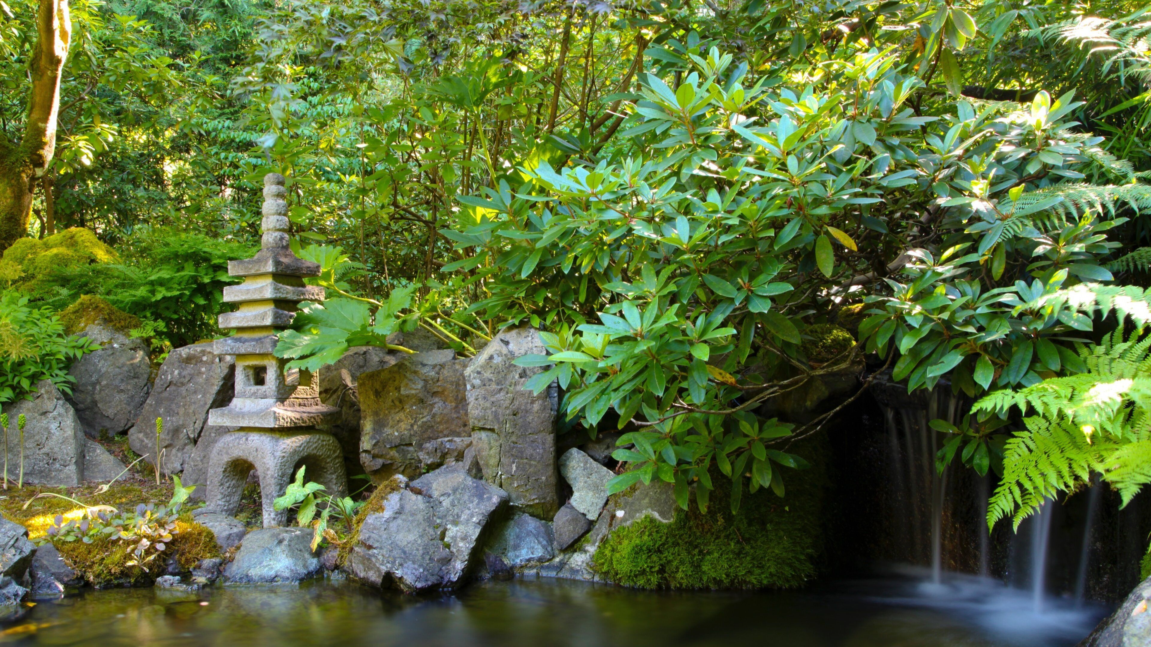 Butchart Gardens que inclui um lago e um parque