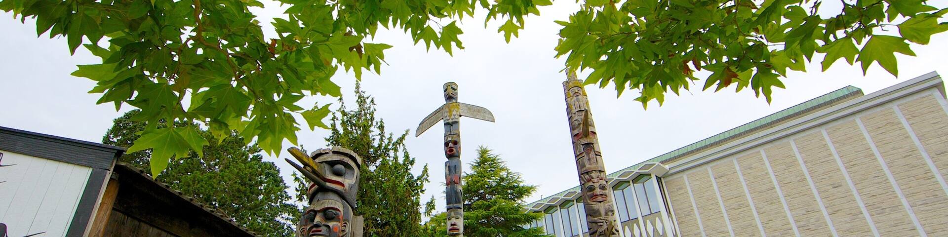Thunderbird Park - Royal BC Museum featuring outdoor art and a park
