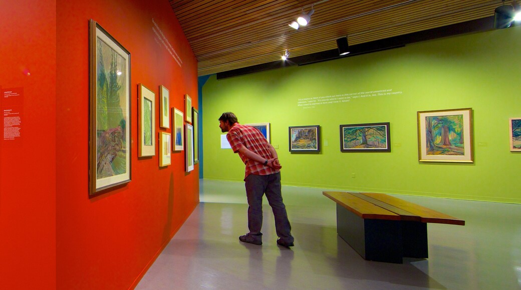 Art Gallery of Greater Victoria che include vista interna e arte cosi come ragazzo