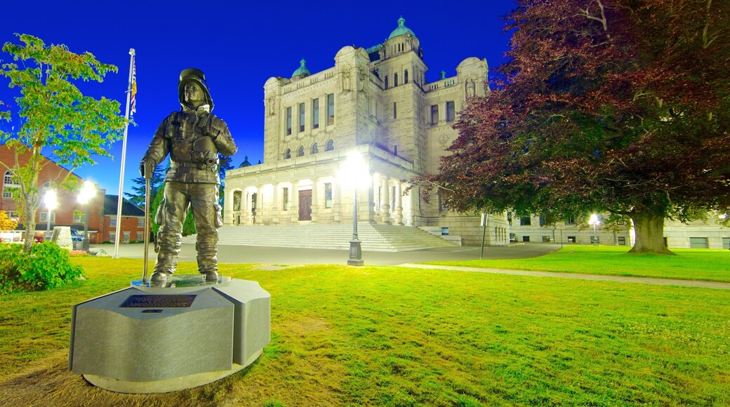 British Columbia Parliament Building showing a statue or sculpture, night scenes and an administrative buidling