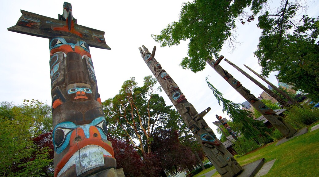 Thunderbird Park - Royal BC Museum som omfatter udendørs kunst og en park