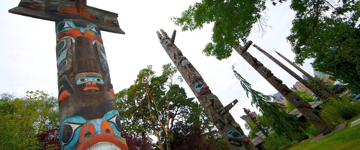 Thunderbird Park - Royal BC Museum featuring outdoor art and a park