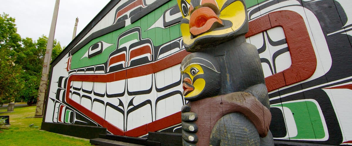Thunderbird Park - Royal BC Museum mit einem Park und Outdoor-Kunst