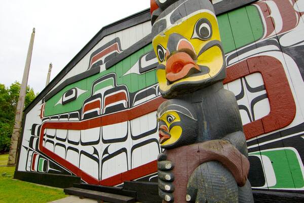 Thunderbird Park - Royal BC Museum mostrando um parque e arte ao ar livre