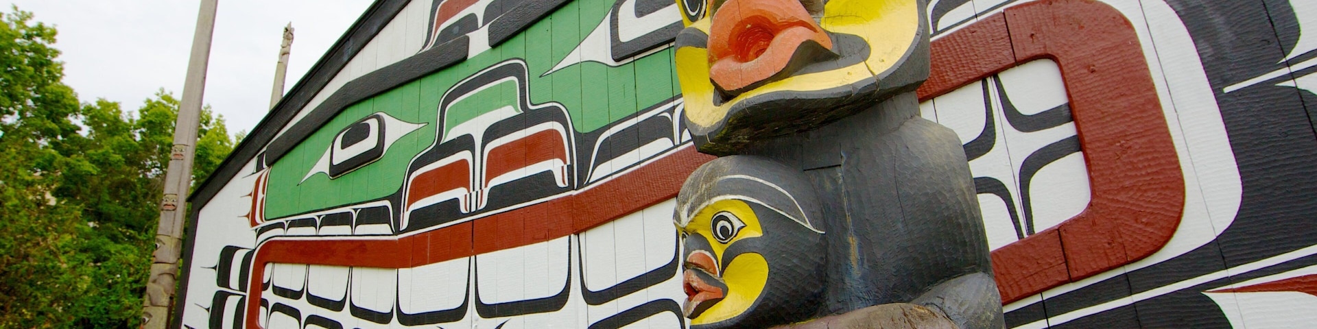 Thunderbird Park - Royal BC Museum which includes outdoor art and a garden