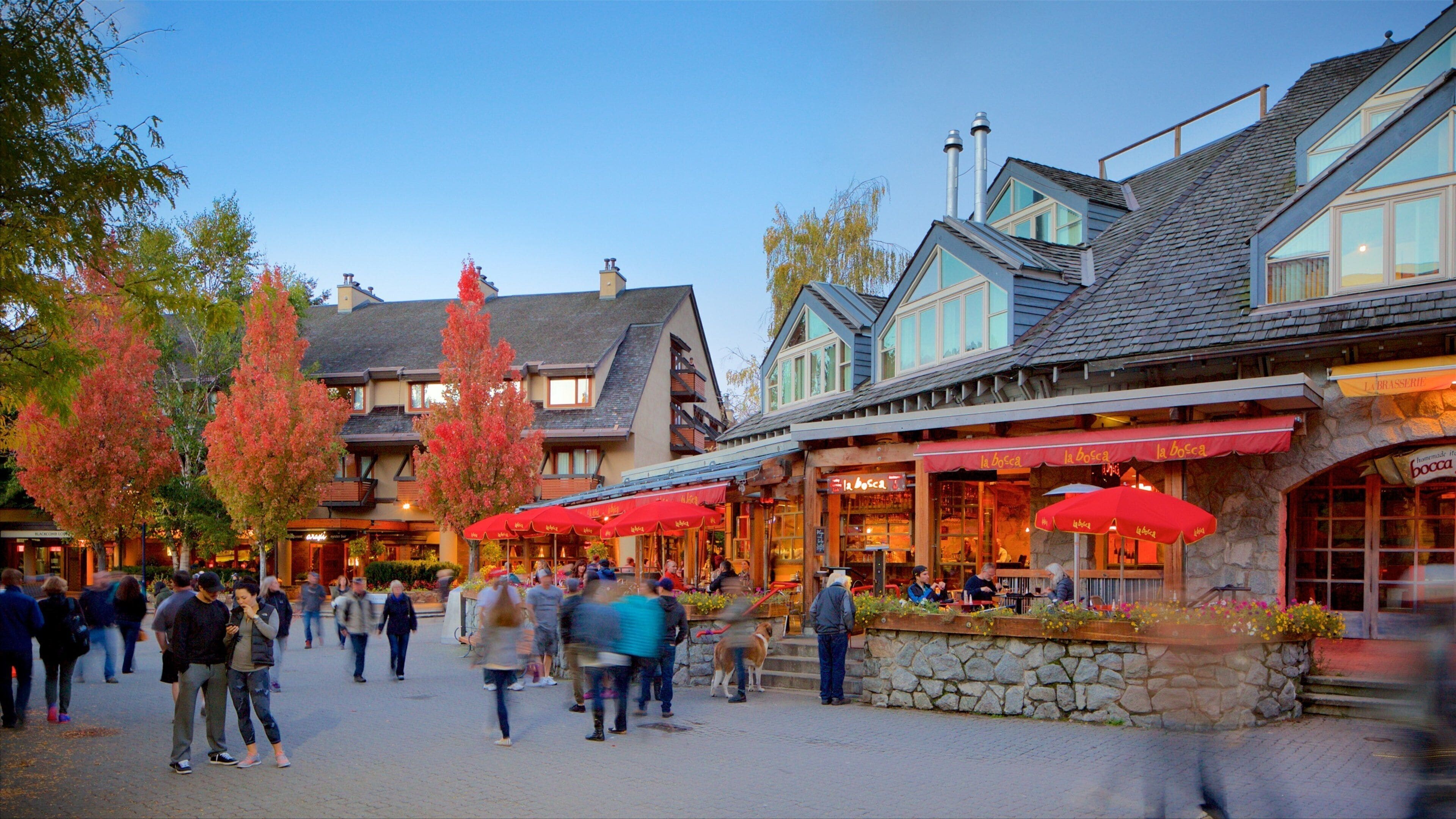 Whistler Blackcomb Ski Resort og byder på en plads eller et torv, et luksushotel eller -resort og efterårsblade
