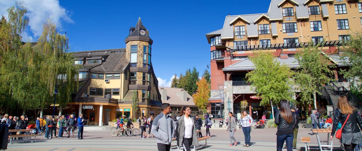 Station de ski de Whistler Blackcomb montrant square ou place et hôtel ou complexe de luxe aussi bien que important groupe de personnes