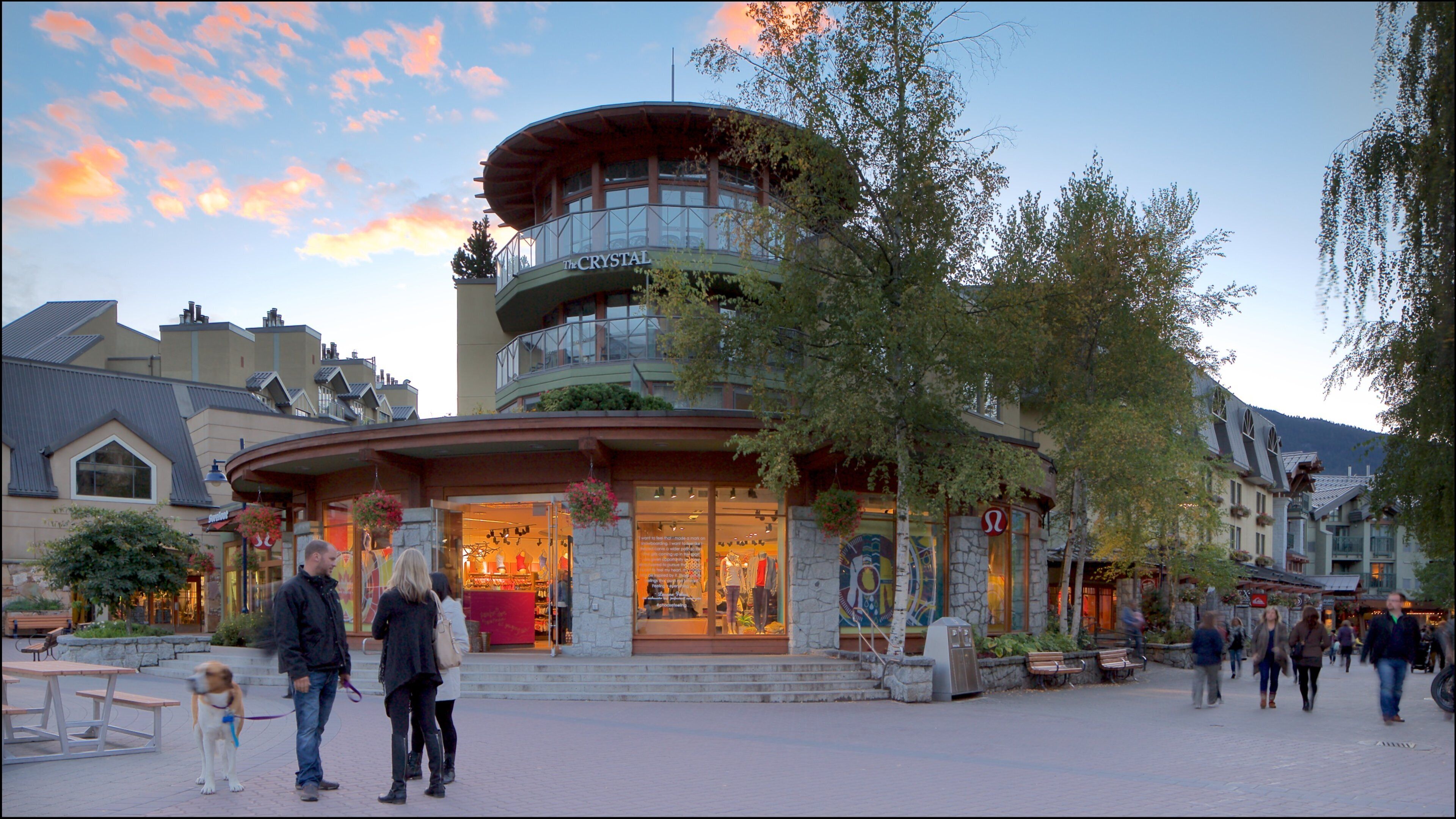 Station de ski de Whistler Blackcomb mettant en vedette coucher de soleil, square ou place et hôtel ou complexe de luxe