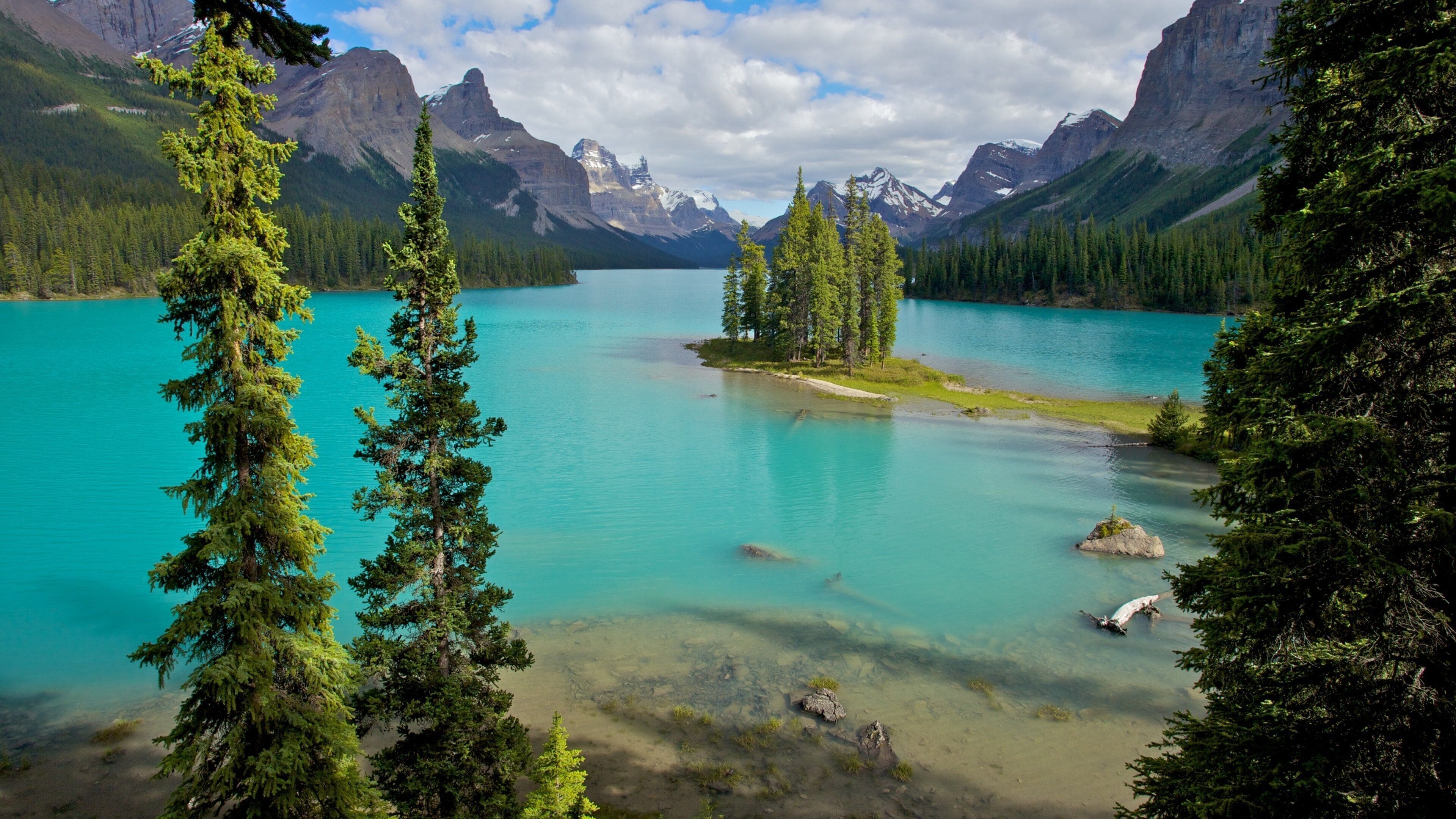 Maligne Lake which includes a lake or waterhole and landscape views